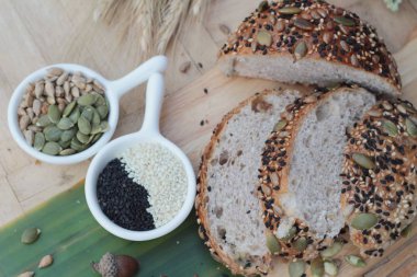 Kepekli ekmek karışımı tohum tahıl tahıllar ile.