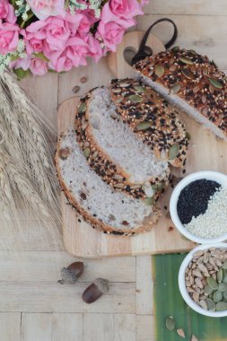 Kepekli ekmek karışımı tohum tahıl tahıllar ile.