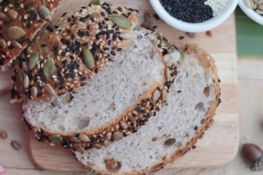 Kepekli ekmek karışımı tohum tahıl tahıllar ile.