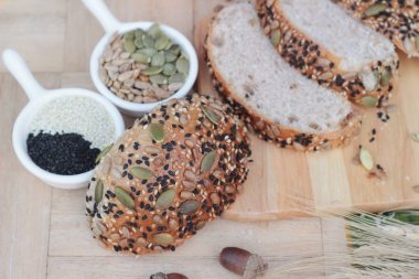 Kepekli ekmek karışımı tohum tahıl tahıllar ile.