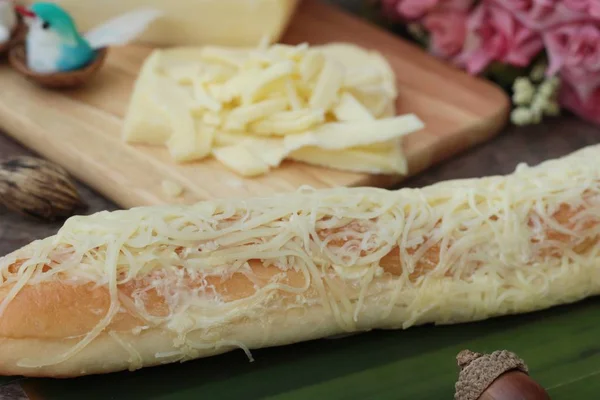 Bakade bröd strö mozarella ost är gott. — Stockfoto