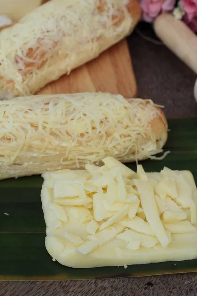 Pişmiş ekmek serpin mozarella peyniri lezzetlidir. — Stok fotoğraf
