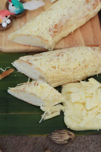 Baked bread sprinkle mozarella cheese is delicious. — Stock Photo, Image