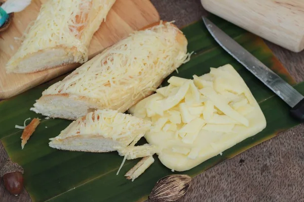 Pão assado polvilhar queijo mozarella é delicioso . — Fotografia de Stock