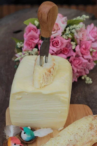 Bakade bröd strö mozarella ost är gott. — Stockfoto