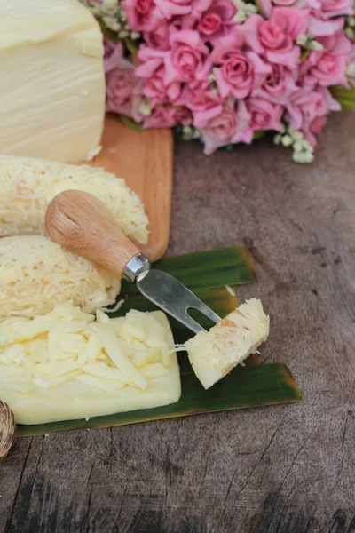 Bakade bröd strö mozarella ost är gott. — Stockfoto