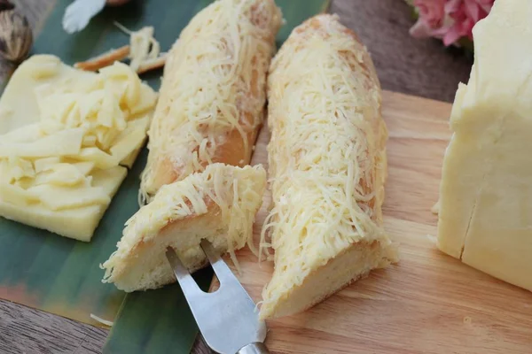 Roti panggang taburi keju mozarella sangat lezat . — Stok Foto