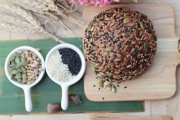 Pan de trigo integral con cereales de semillas de mezcla . — Foto de Stock