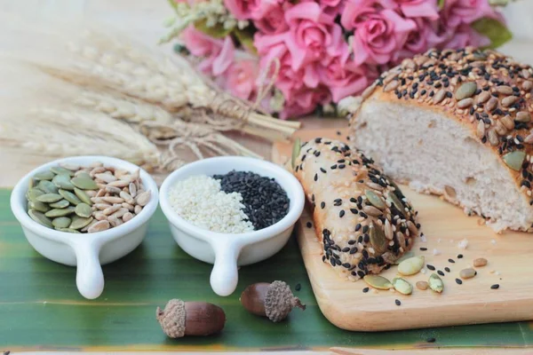 Pan de trigo integral con cereales de semillas de mezcla . — Foto de Stock