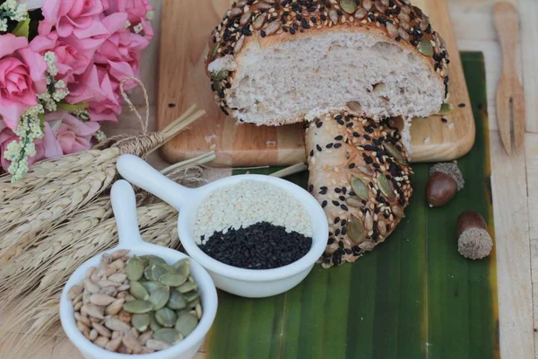 Vollkornbrot mit Mischkorngetreide. — Stockfoto