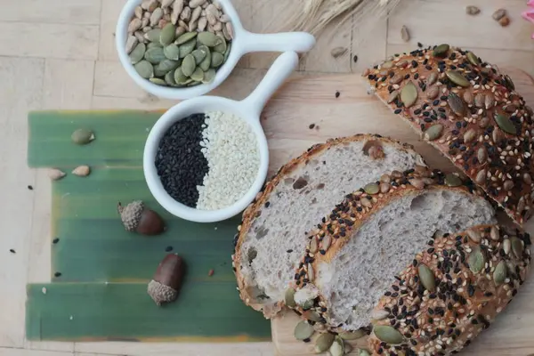 Pan de trigo integral con cereales de semillas de mezcla . — Foto de Stock