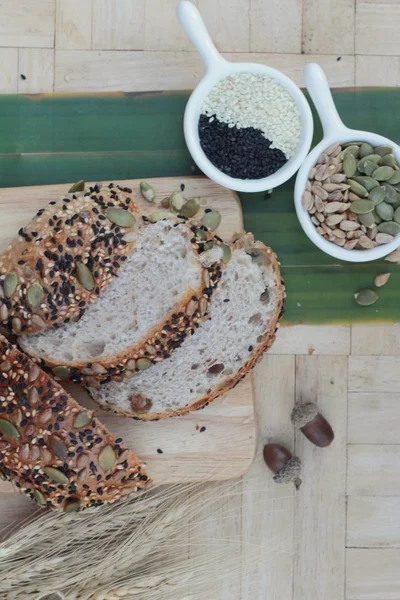 Pão de trigo integral com grãos de semente de mistura cereais — Fotografia de Stock