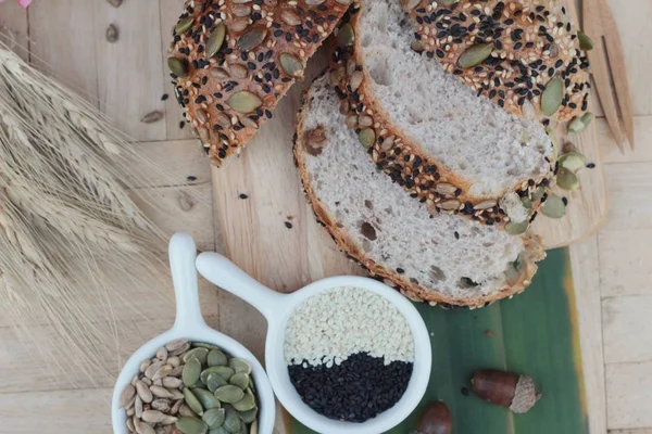Pão de trigo integral com grãos de semente de mistura cereais . — Fotografia de Stock