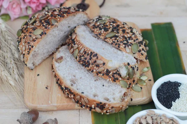 Vollkornbrot mit Mischkorngetreide. — Stockfoto