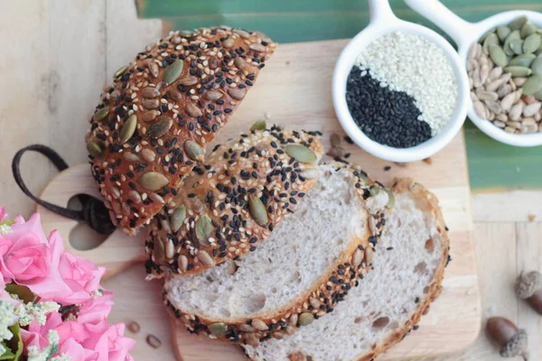 Pan de trigo integral con cereales de semillas de mezcla . — Foto de Stock