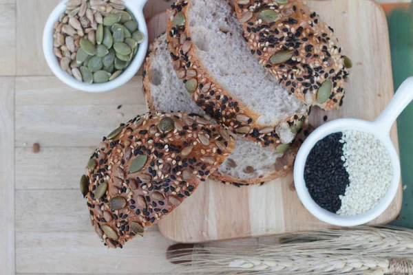 ミックス種子穀物穀物と全粒小麦パン. — ストック写真