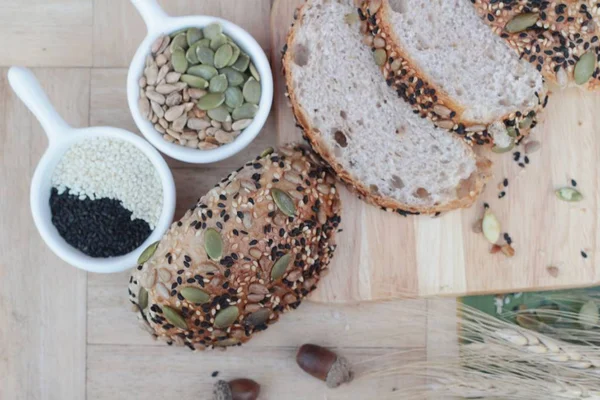 Pan de trigo integral con cereales de semillas de mezcla . — Foto de Stock