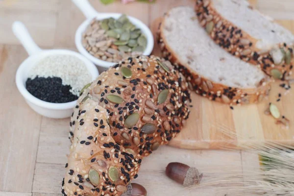 Pan de trigo integral con cereales de semillas de mezcla . — Foto de Stock