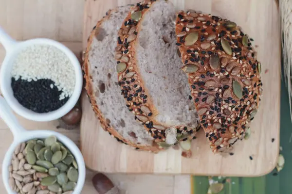 Pan de trigo integral con cereales de semillas de mezcla — Foto de Stock