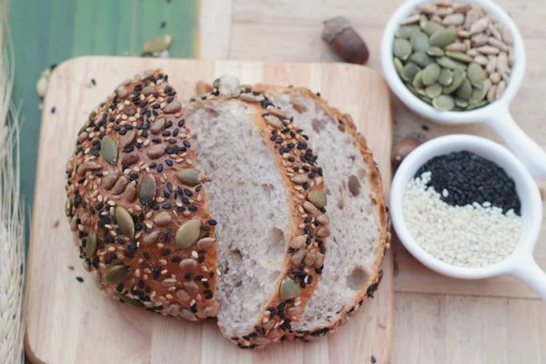 Pan de trigo integral con cereales de semillas de mezcla — Foto de Stock