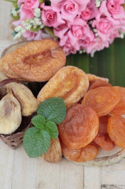 Kurutulmuş kayısı ve karışık kuru meyve lezzetli