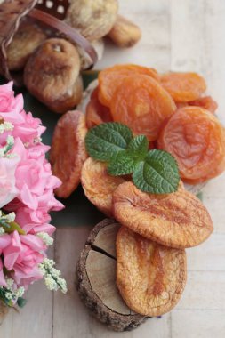 Kurutulmuş kayısı ve karışık kuru meyve lezzetli