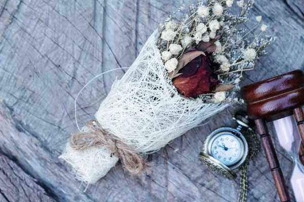 Reloj de bolsillo antiguo y reloj de arena con flores secas . — Foto de Stock