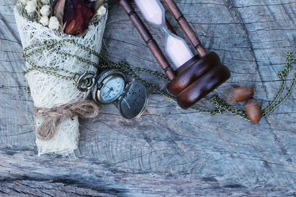Starožitné kapesní hodinky a přesýpací hodiny s sušených květin. — Stock fotografie
