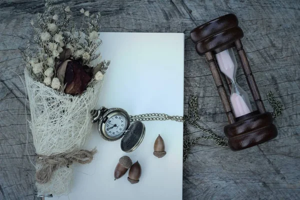 Reloj de bolsillo antiguo y reloj de arena con flores secas . — Foto de Stock