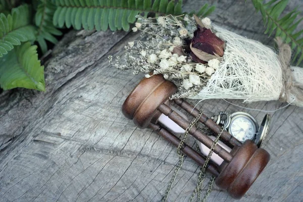 Reloj de bolsillo antiguo y reloj de arena con flores secas . — Foto de Stock