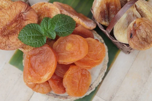 Albicocche secche e mescolare frutta secca è delizioso — Foto Stock