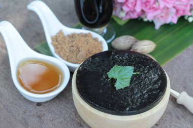 Çim jöle şurubu ve içki ile lezzetlidir.