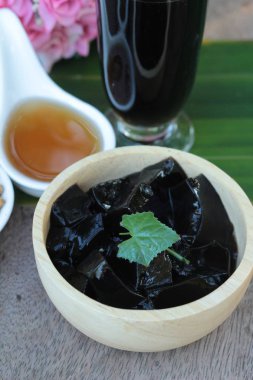 Çim jöle şurubu ve içki ile lezzetlidir.