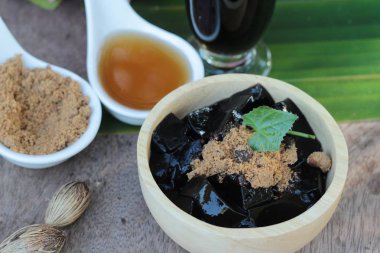 Çim jöle şurubu ve içki ile lezzetlidir.