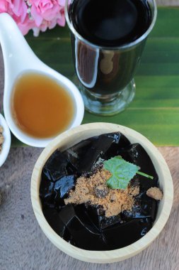 Çim jöle şurubu ve içki ile lezzetlidir.