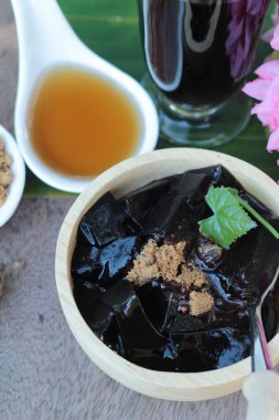 Çim jöle şurubu ve içki ile lezzetlidir.