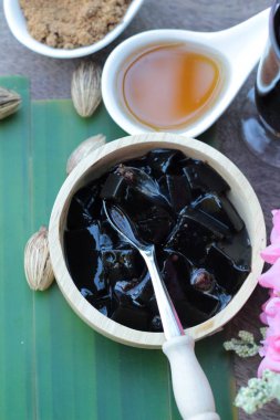 Çim jöle şurubu ve içki ile lezzetlidir.