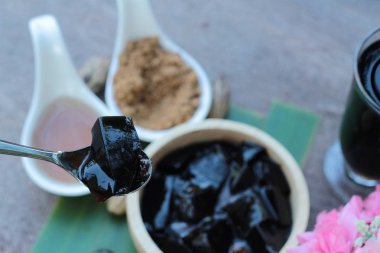 Çim jöle şurubu ve içki ile lezzetlidir.