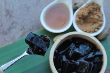 Çim jöle şurubu ve içki ile lezzetlidir.