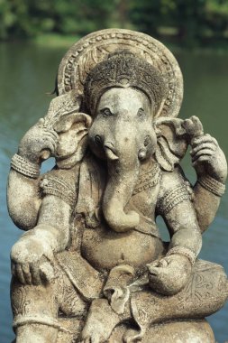 Ganesha heykeli doğada