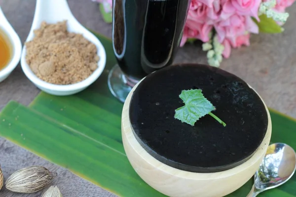 Grasgelee mit Sirup und Getränk ist köstlich. — Stockfoto