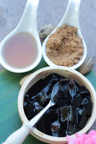 Grasgelee mit Sirup und Getränk ist köstlich. — Stockfoto