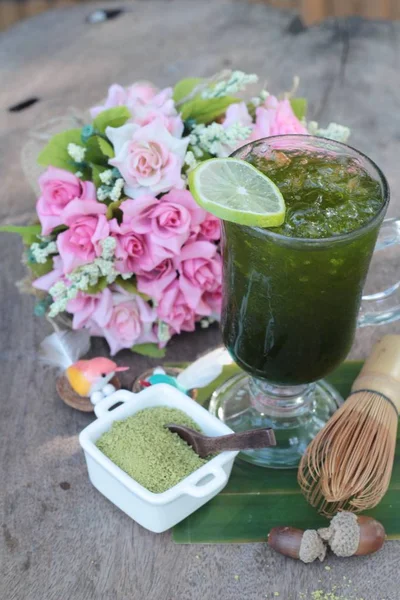 Té verde helado con limón y té matcha en polvo —  Fotos de Stock