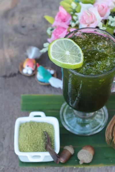 Ledový zelený čaj s citronem a matcha čaj v prášku — Stock fotografie