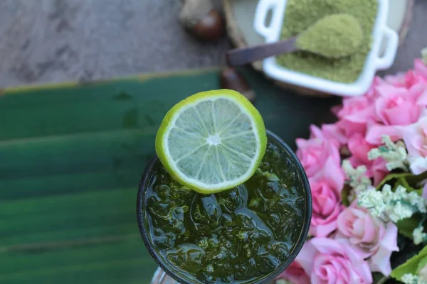 Iced green tea with lemon and matcha tea powder — Stock Photo, Image