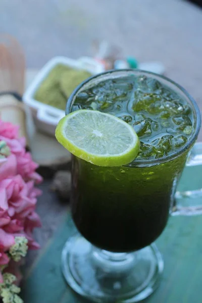 Iced green tea with lemon and matcha tea powder — Stock Photo, Image