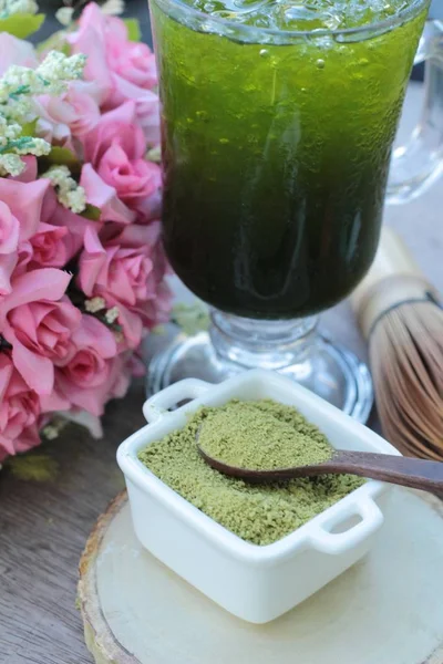 Té verde helado con limón y té matcha en polvo —  Fotos de Stock