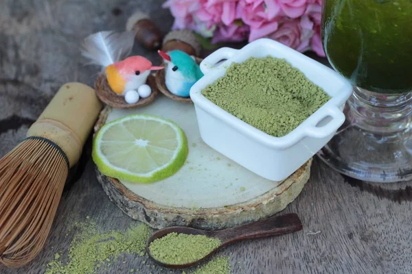 Té verde helado con limón y té matcha en polvo — Foto de Stock