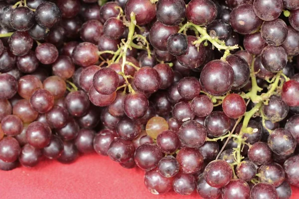 在市场上新鲜的葡萄很好吃. — 图库照片