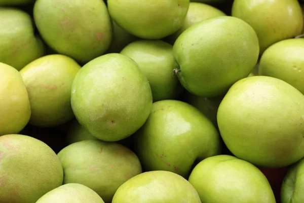 Зеленые яблоки очень вкусные.  . — стоковое фото